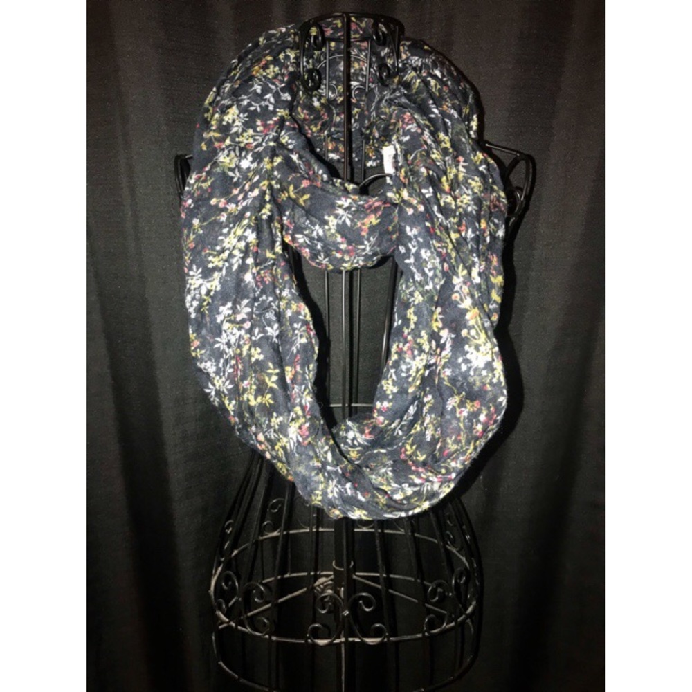 Beautiful chunky floral / black scarf